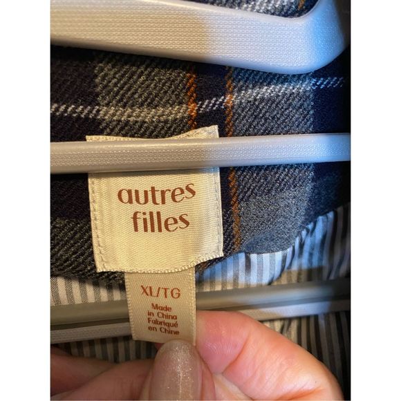 XL, Autres filles, plaid blazer in blue and grey with usable pockets. Like new! - Picture 3 of 9